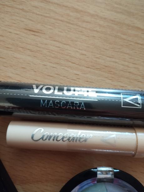 Balík dekoratívnej kozmetiky, 