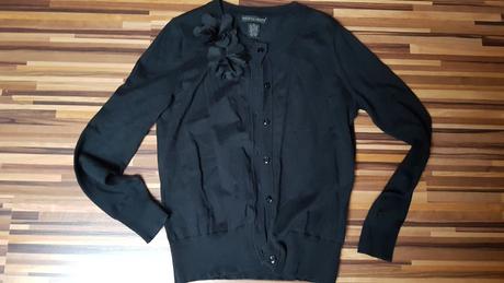 Cierny sveter s kvetinou, m