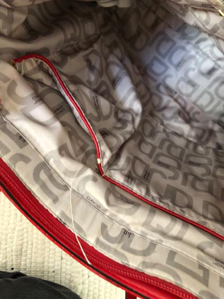 Červená kabelka, atmosphere