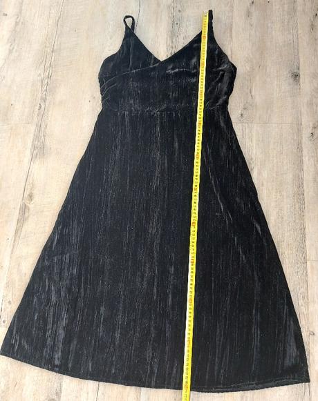 Čierne zamatové šaty na ramienka, xl