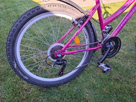 Dievčenský bicykel a prilba, kenzel,24