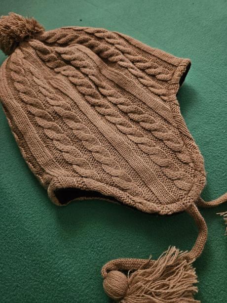 Čiapka s vrkočovým vzorom a brmbolcom,