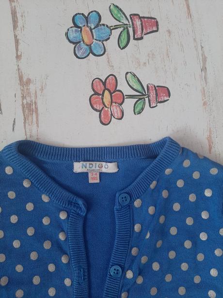 Bodkovany svetrik, 104