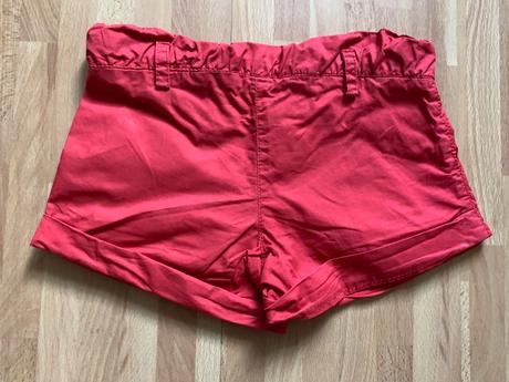 Červené dievčenské kraťasy, 92