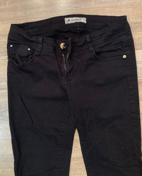 Čierne rifle veľ.l-29,majú zlaté zdobenie, l