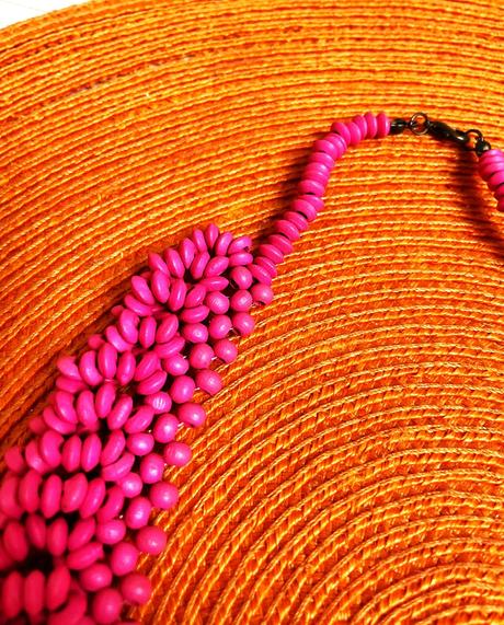 Zaujímavý vejárovitý drevený náhrdelník, 