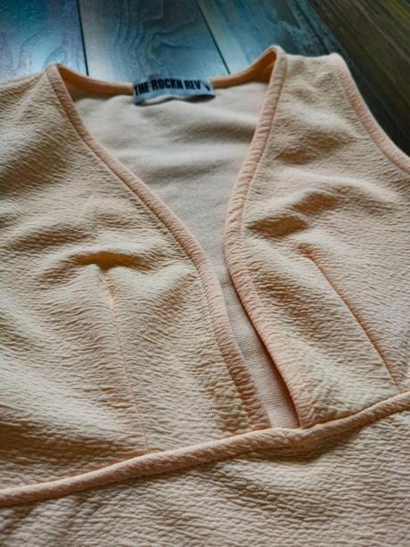 Dámske body marhuľovej farby, s