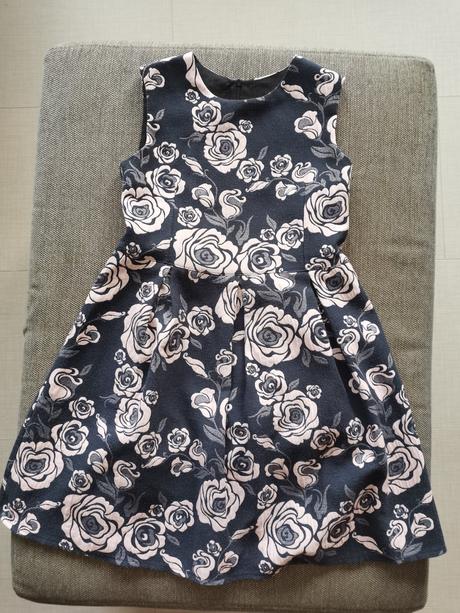 Kvetinové šaty, 146