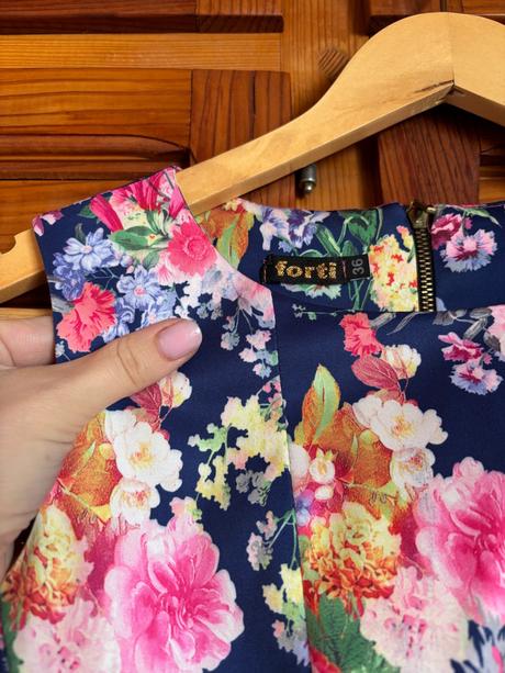 Tmavomodre kvietkovane saty, 36