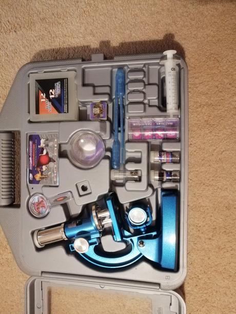 Mikroskop s príslušenstvom v kufríku, 