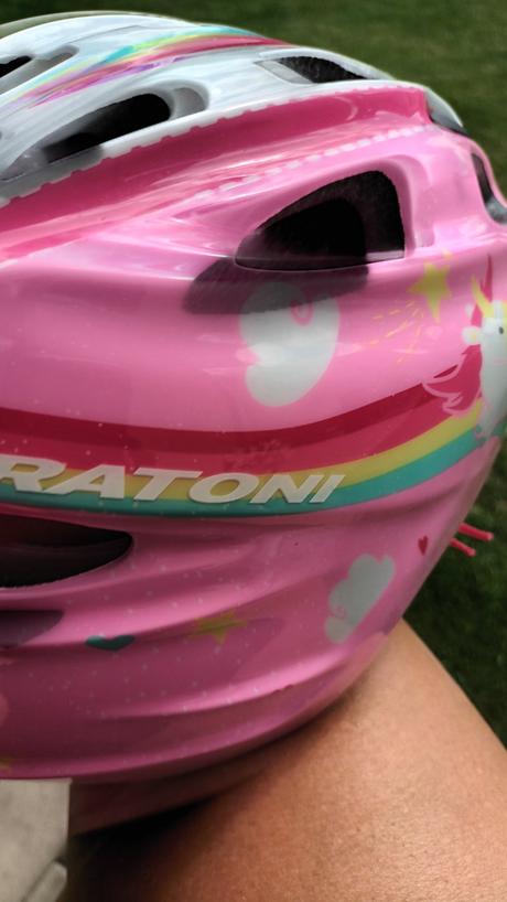 Kvalitná blikajúca značková prilba m 53-58 cm, m