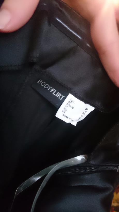 Spoločenské malé čierne šaty, s nadýchanou sukňou, bonprix,34