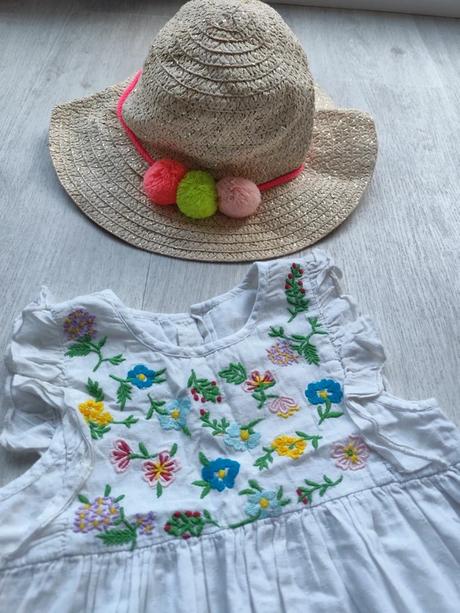 Vyšivané šaty + klobuk, 116