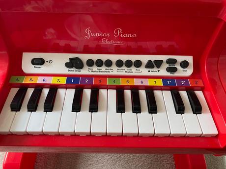 Krásne červené detské elektronické piano klavír,