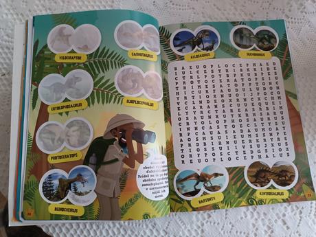 Veľká kniha nálepiek dinosaury, 