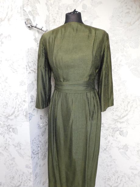 Brigitte pekne vintage šaty, 42