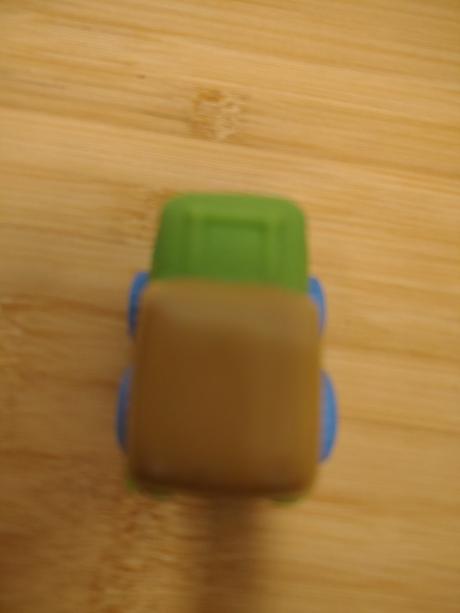 Zelené gumené autíčko playskool wheel pals, 6 cm, 