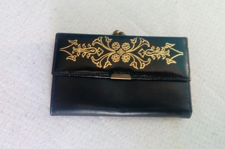 Čierna peňaženka s ornamentom,