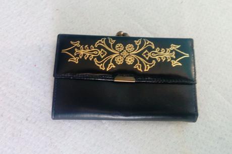 Čierna peňaženka s ornamentom, 