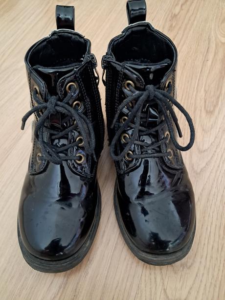 Dievcenske topanky, 29