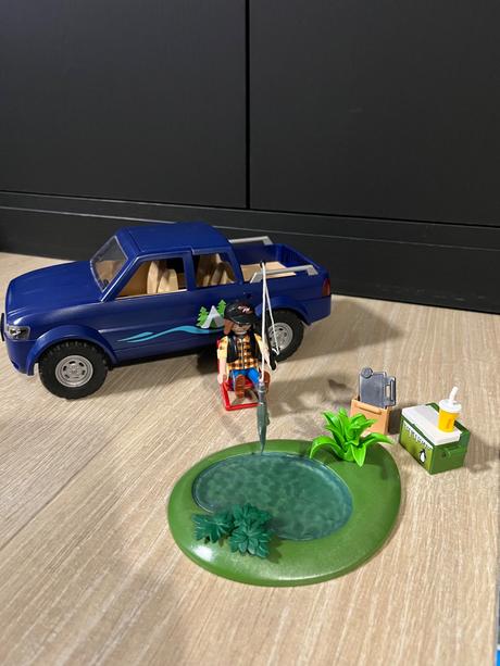 Playmobil auto s rybárom model 71038, 