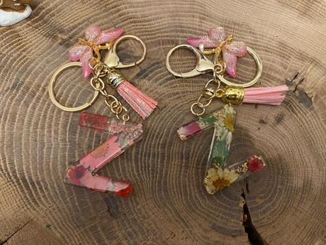 Ručne vyrobené živicové kľúčenky, 