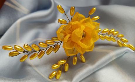 Zlatožltý kvet do vlasov, 