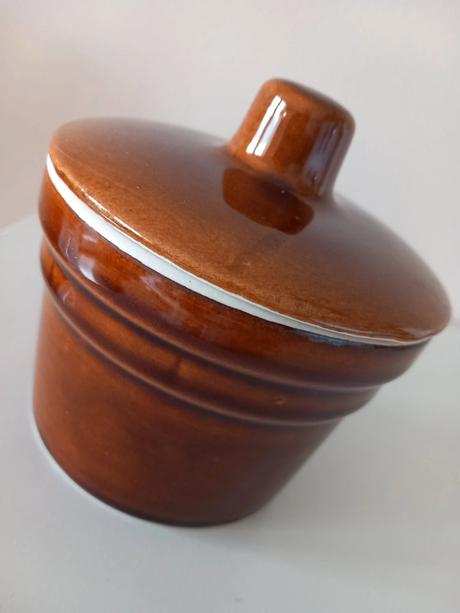 Stará keramická dóza s vekom 11,5x11,5 cm,