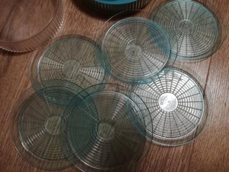 Plastovy prakticky zasobnik taciciek,