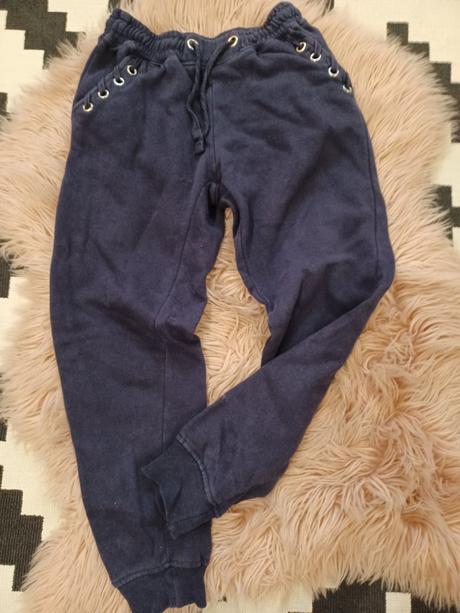 Dievčenské tepláky, 146