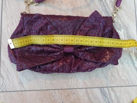 Malá fialová kabelka, 