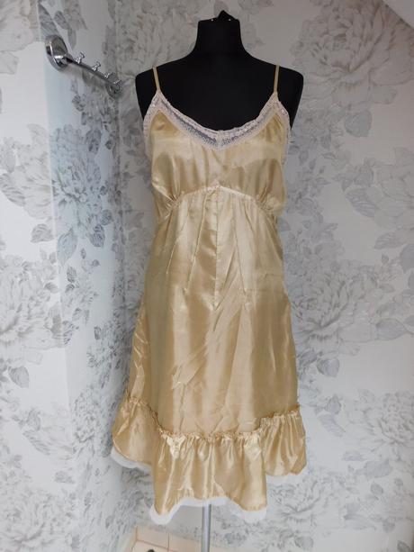 Velmi pekne lahučke šaty, 38