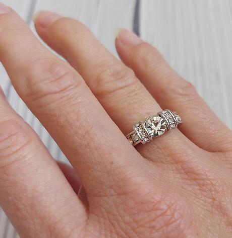 Prsteň s kamienkami,