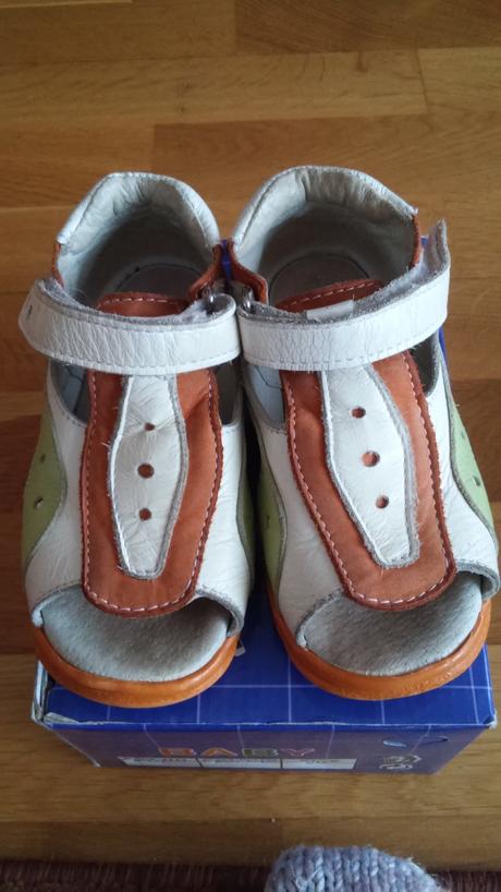 Kožené sandálky, 24