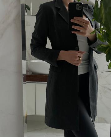 Čierne dlhšie sako, s