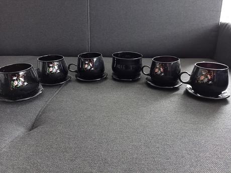 Čierne retro šálky,