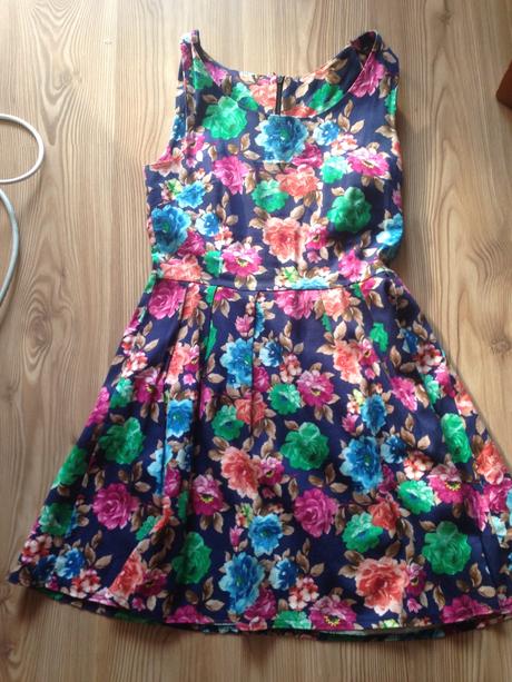 Kvietkovane šaty, secret,m