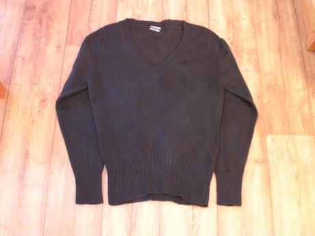 Čierny v-čkový pulóver s kvetinou - možná výmena, l