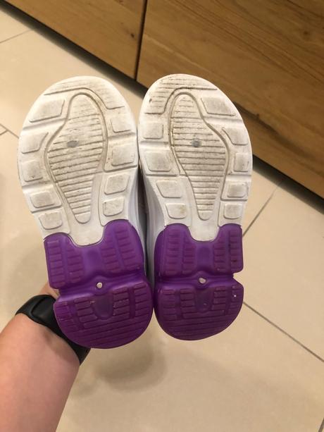 Blikajúce tenisky, 28