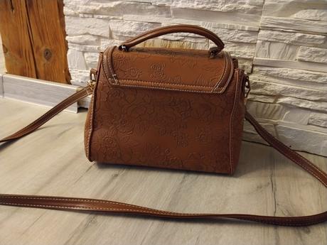 Kabelka s reliéfom, 