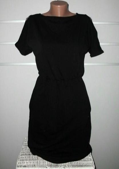 Jednoduché čierne šaty s odhalenými ramenami, 36