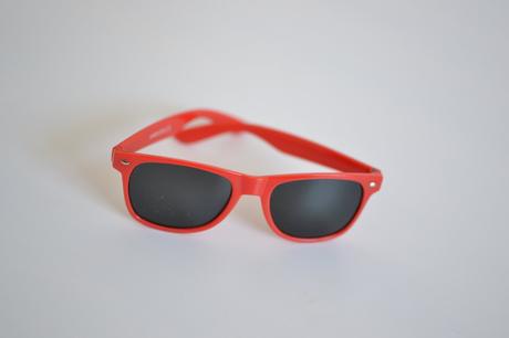 Červené slnečné okuliare, 