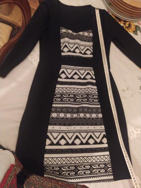 Čierne šaty so vzorom, 38