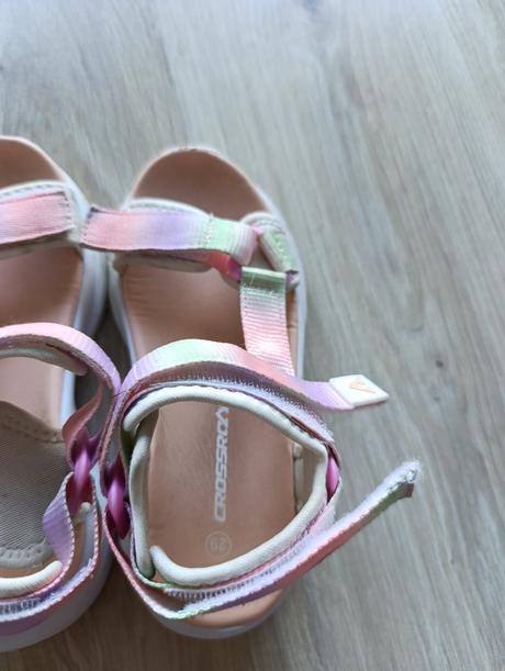 Dievčenské športové sandálky, 29