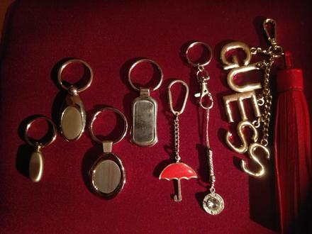 Elegantné kovové kľúčenky a debica, guess