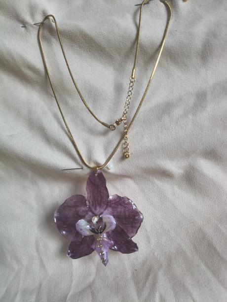 Náhrdelník z orchideí, 