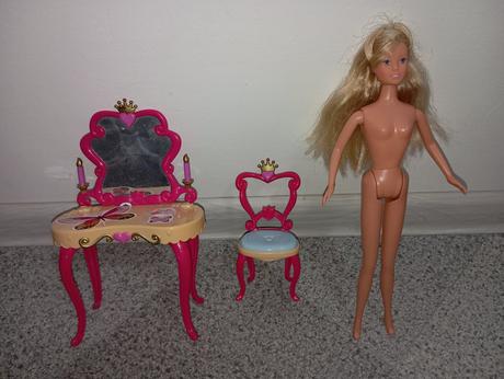 Kozmetický stolík s bábikou, 