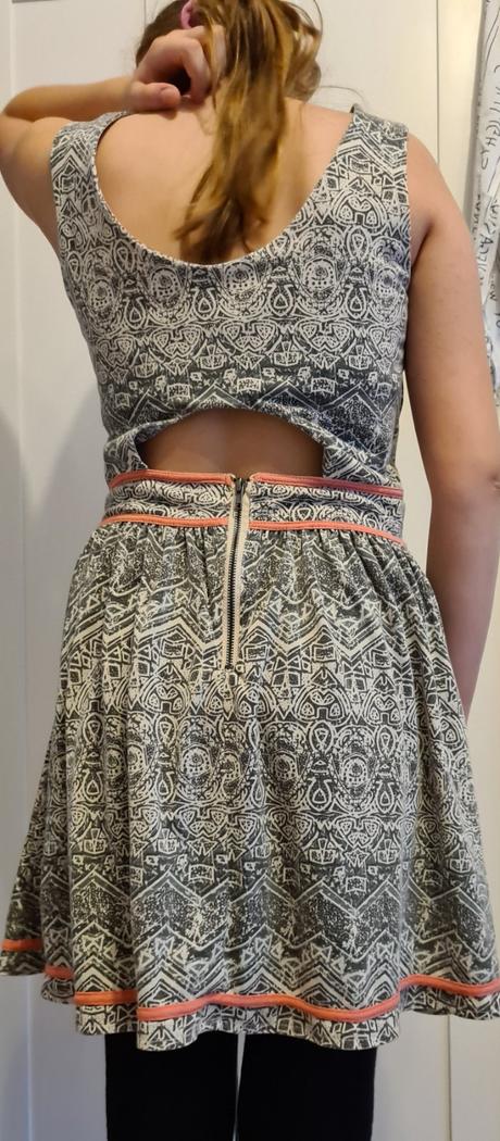 Sivé šaty s ornamentami, m