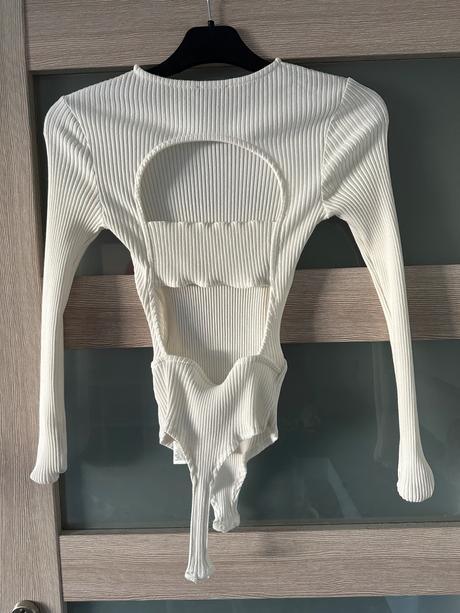 Biele body holý chrbat, amisu,m