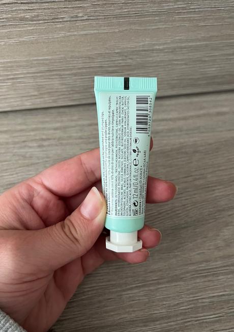 Dekoratívna kozmetika rôznych značiek, 